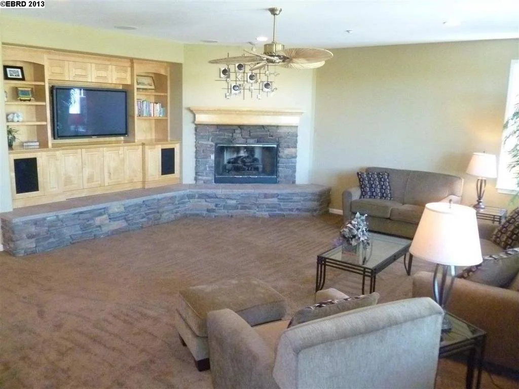 Photo of 554 LAKEVIEW DR