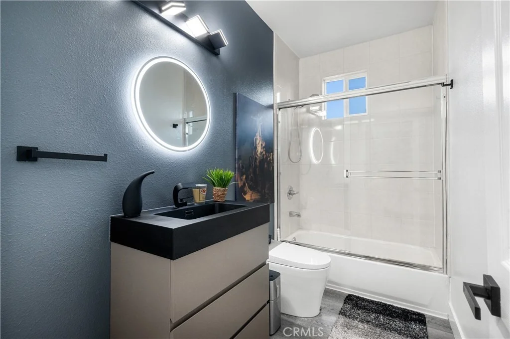 Photo of Unit D at 9882 Broadway