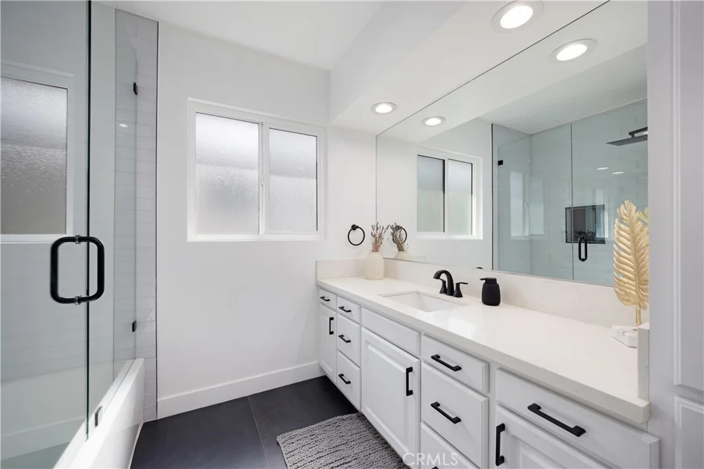 Photo of 1066 E 45th Way