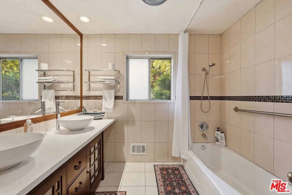 Photo of 900 Gainsborough Drive