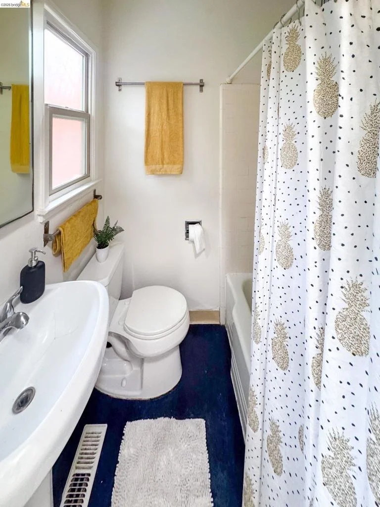 Photo of 2633 Regent St