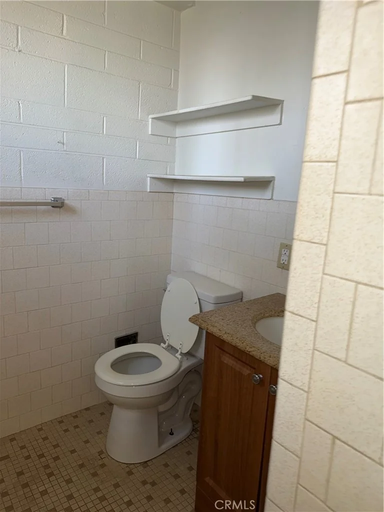 Photo of 323 E