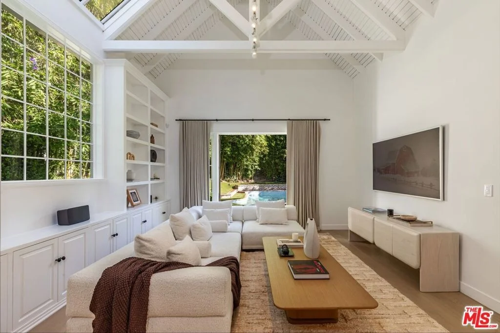 Photo of 1248 N Wetherly Drive