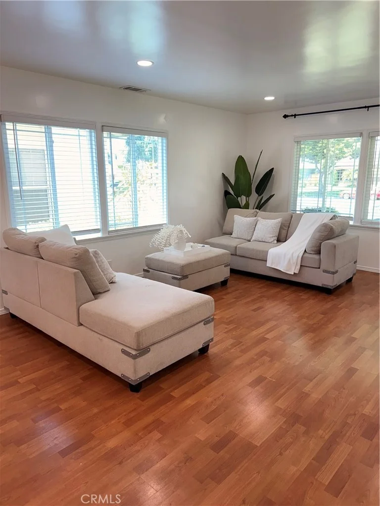 Photo of 9714 Paramount