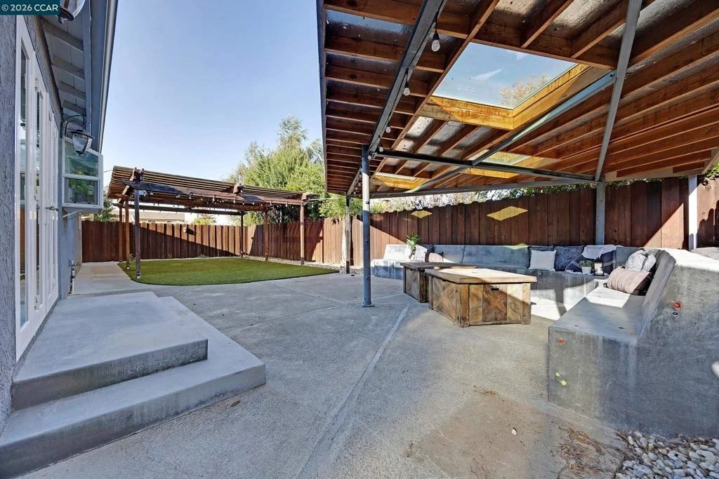 Photo of 335 Lakeside Ct