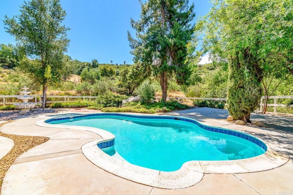 Photo of 37985 Avenida Bravura