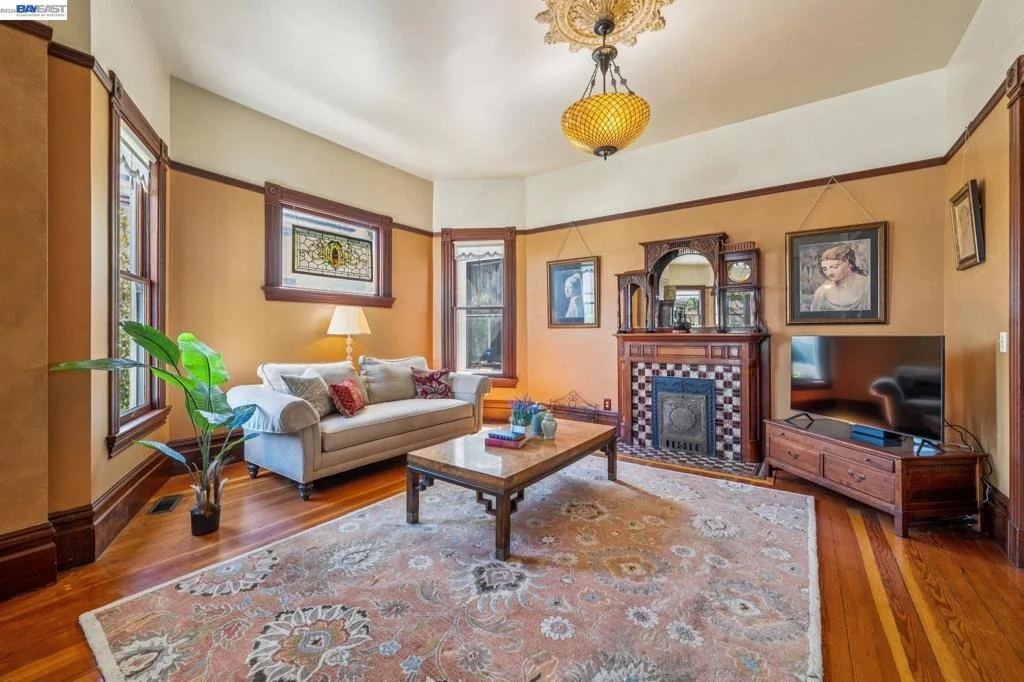 Photo of 2242 San Antonio Ave