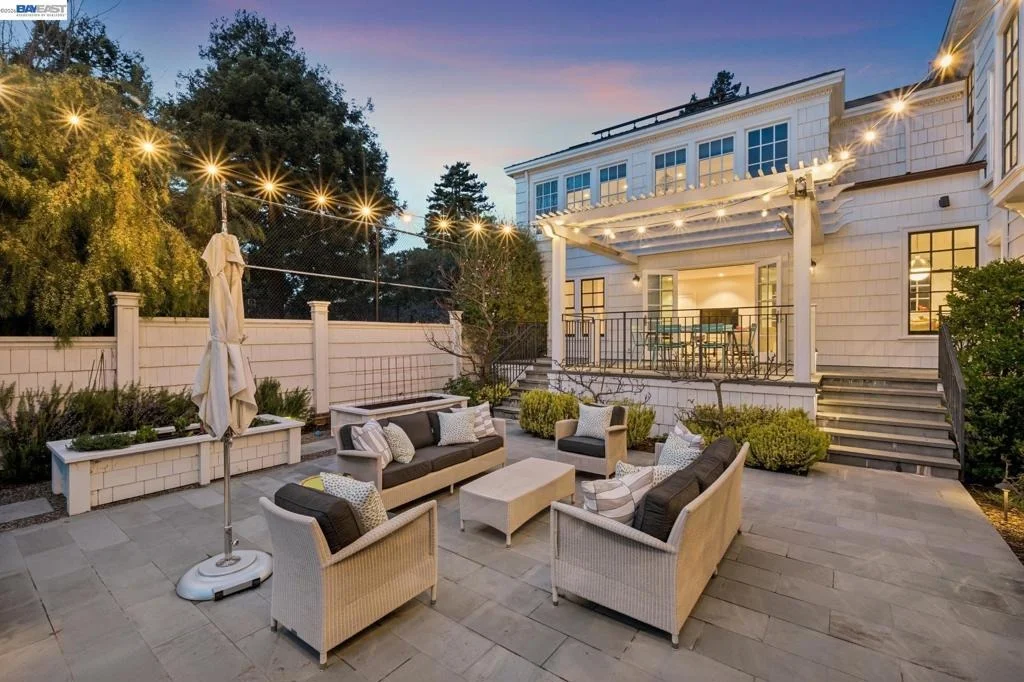 Photo of 1121 BAY STREET
