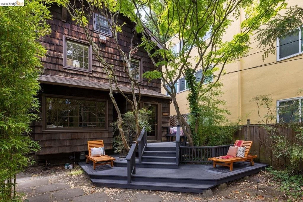 Photo of 2633 Regent St