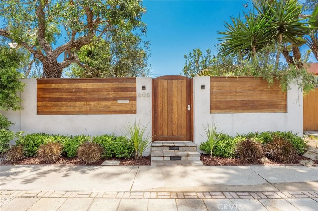 Photo of 608 Rosecrans Avenue