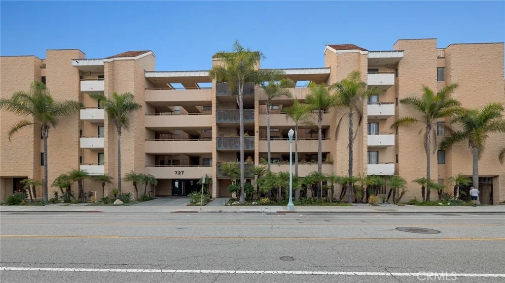 Photo of Unit 306 at 727 Esplanade