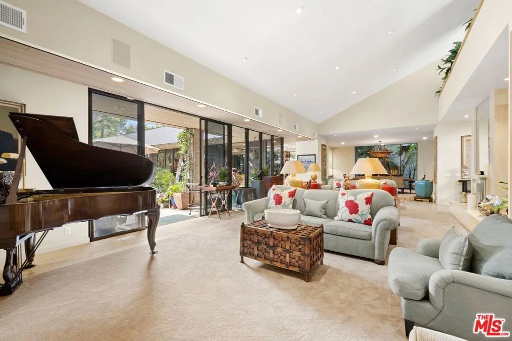 Photo of 715 N Beverly Drive