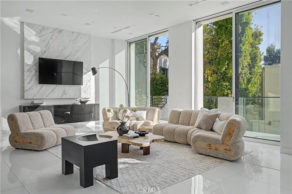 Photo of 9459 Beverly Crest