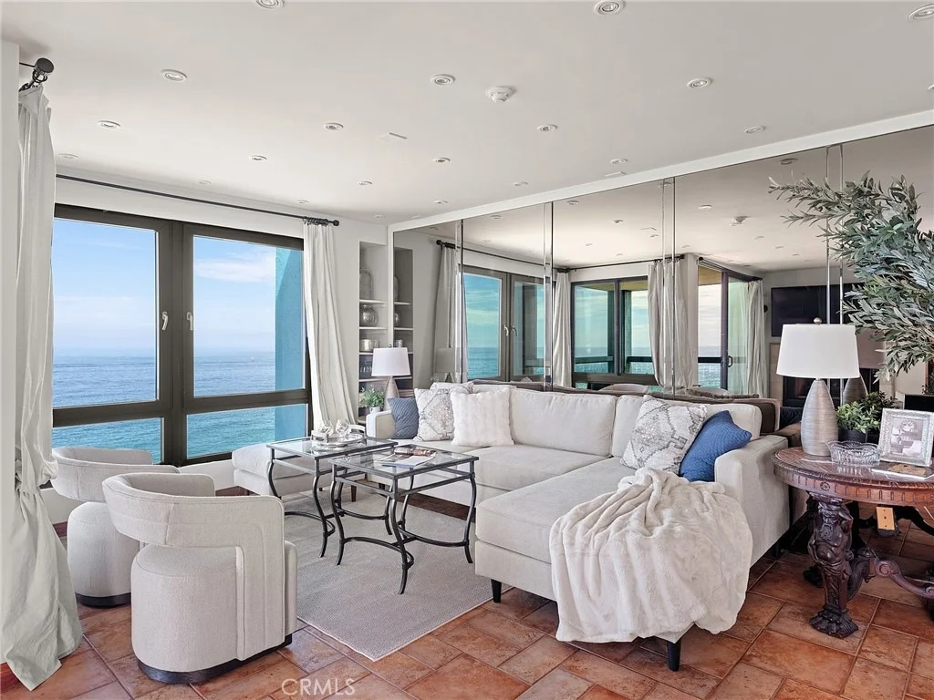 Photo of Unit 307 at 575 Esplanade
