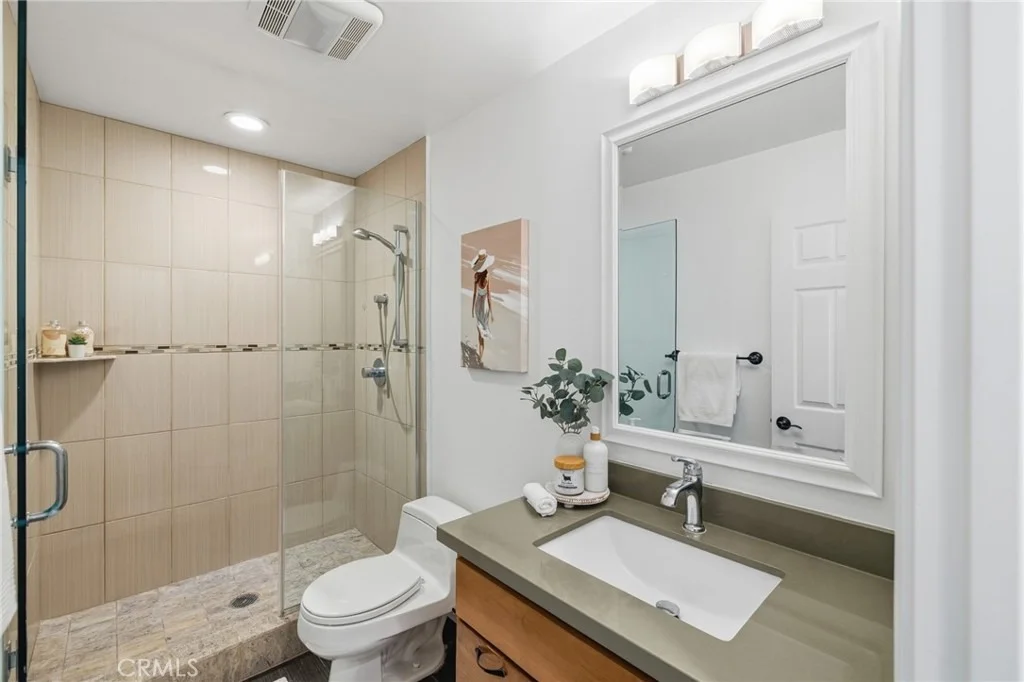 Photo of Unit 306 at 727 Esplanade
