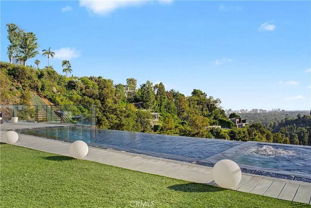 Photo of 9459 Beverly Crest
