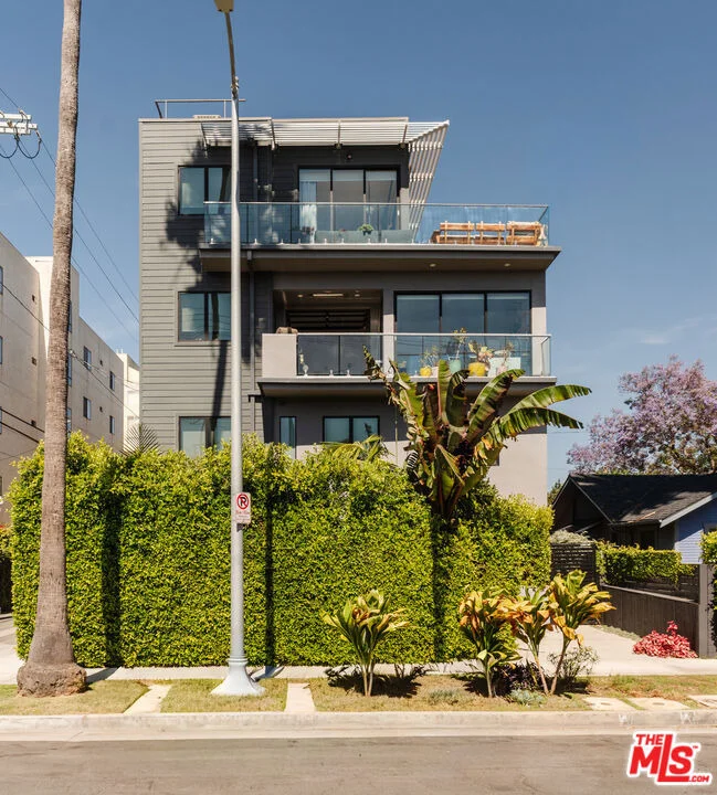 Photo of 2416 Penmar Avenue