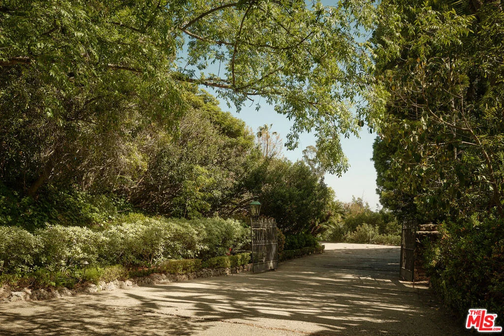 Photo of 1117 N Beverly Drive