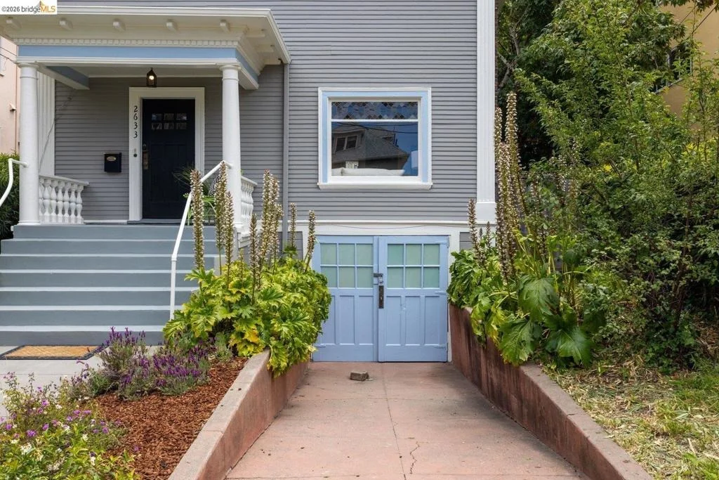 Photo of 2633 Regent St