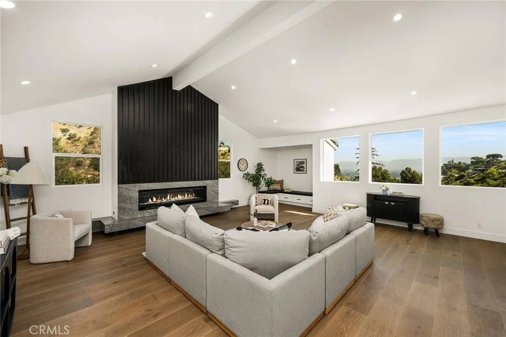 Photo of 3566 Beverly Glen