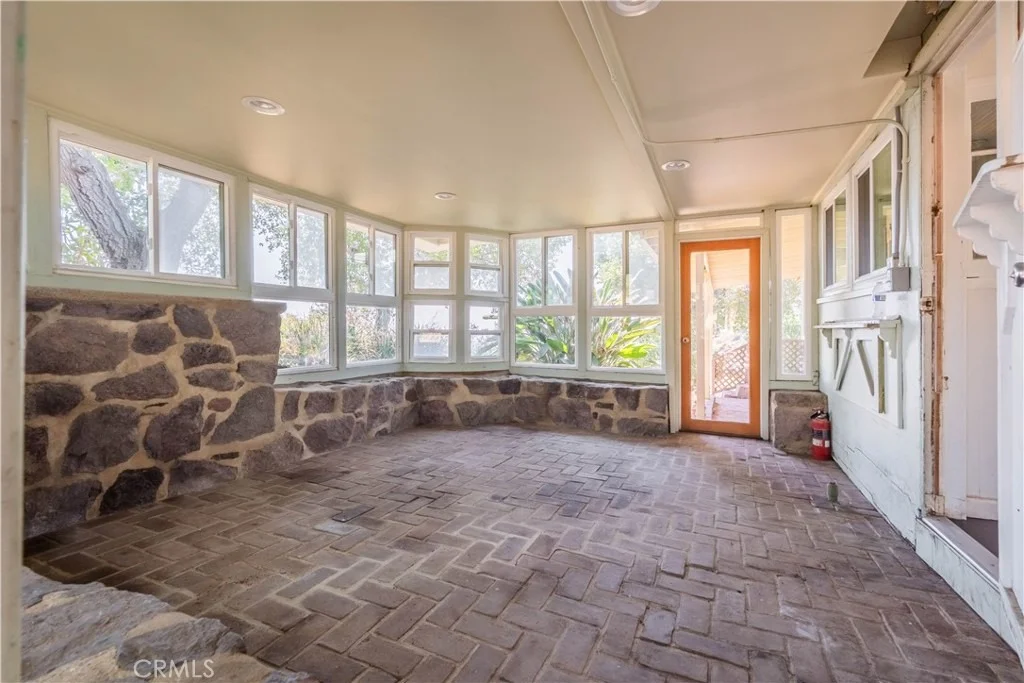Photo of 947 N Glendora Avenue