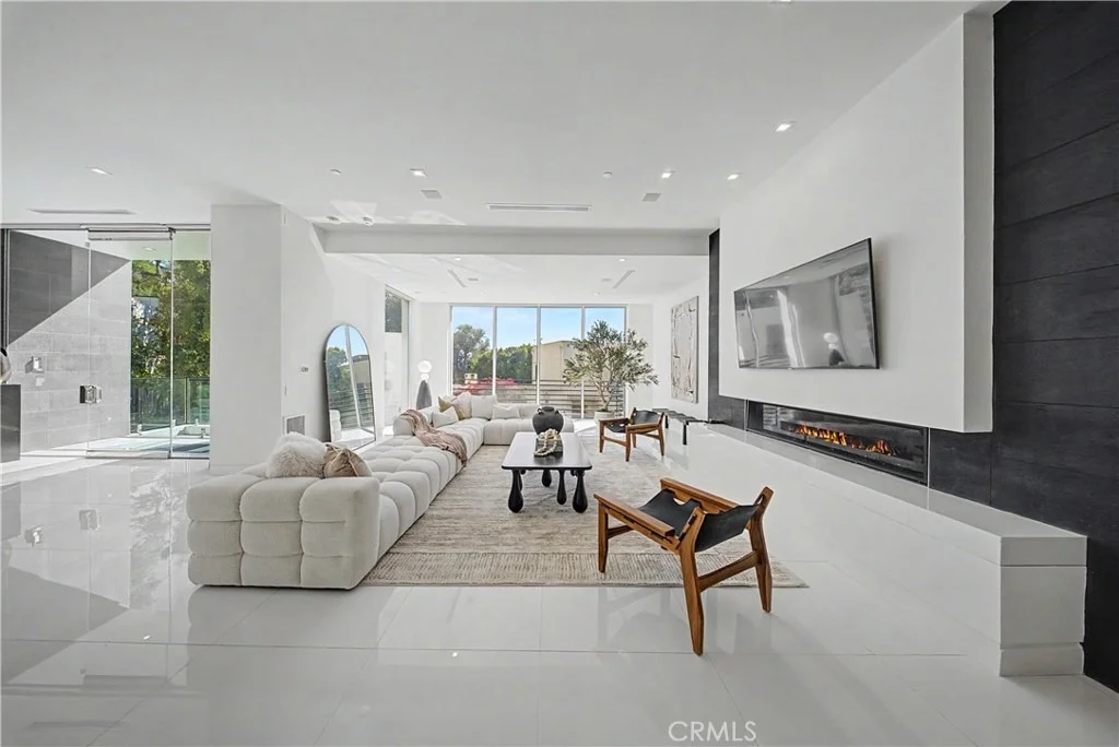 Photo of 9459 Beverly Crest