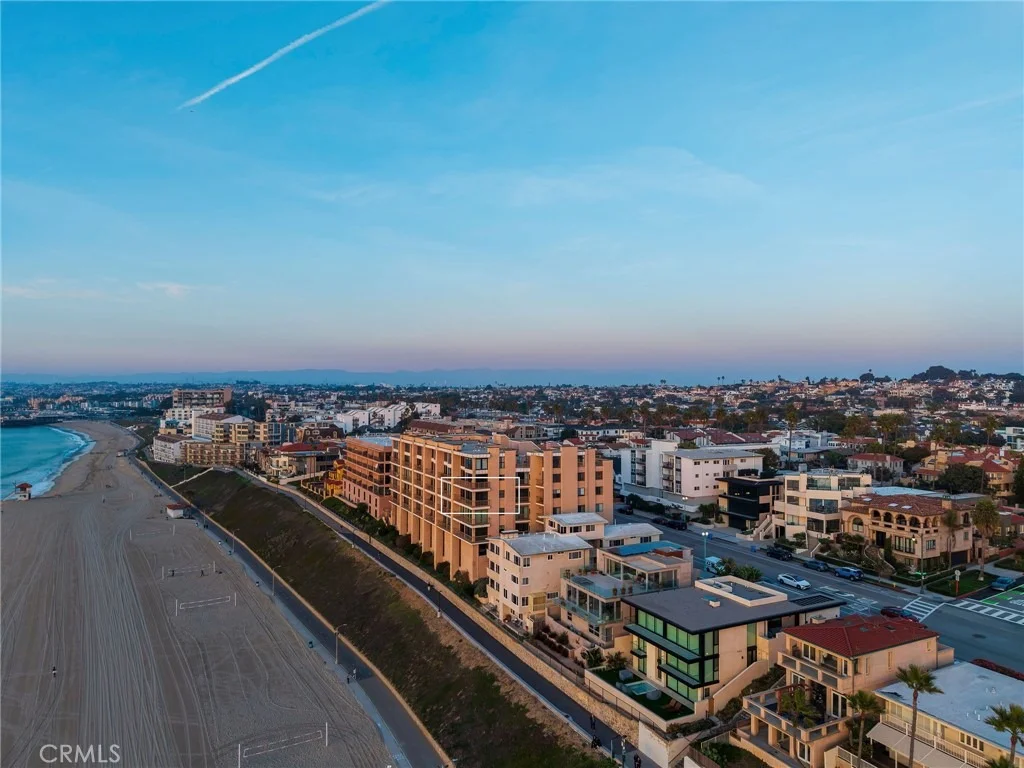 Photo of Unit 302 at 727 Esplanade
