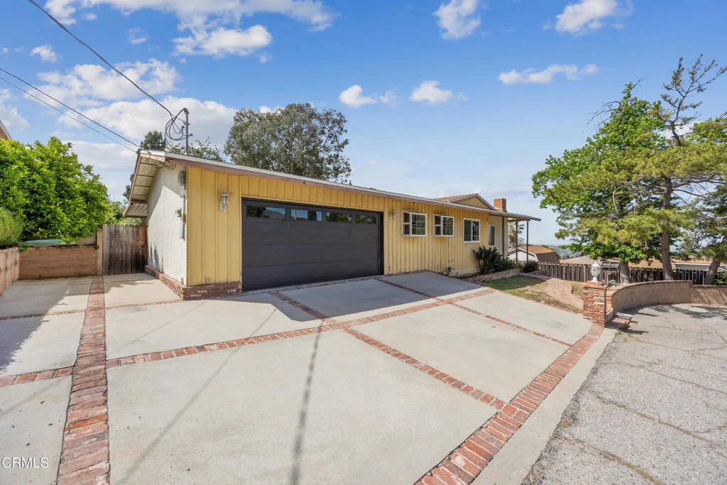 Photo of 6940 Bellclaire Street