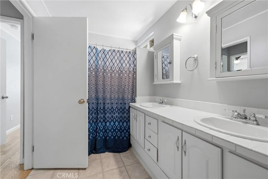 Photo of 2543 Lawrence Avenue