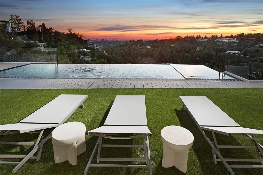 Photo of 9459 Beverly Crest