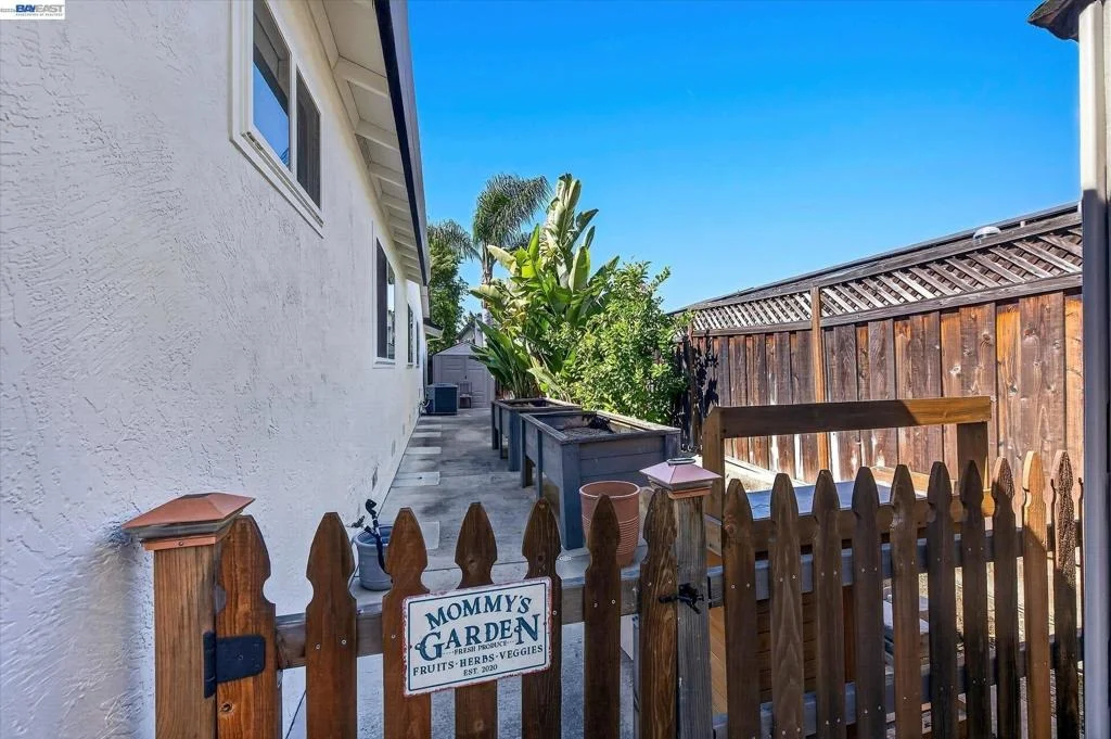 Photo of 3445 Claridge Dr