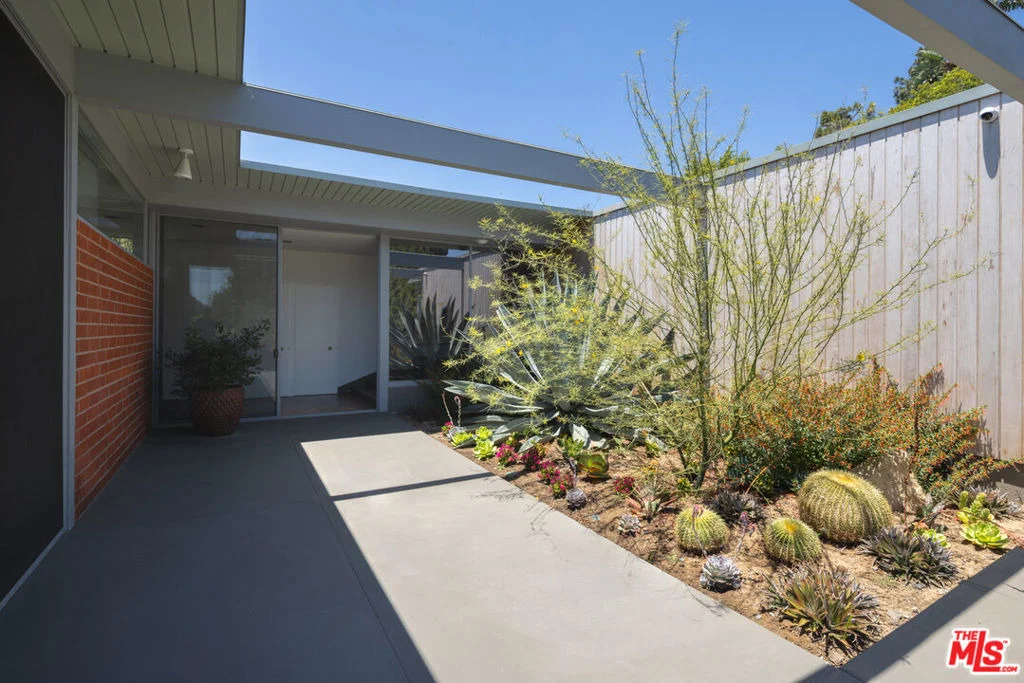 Photo of 1035 Summit Drive
