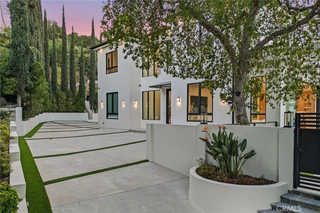 Photo of 4331 Alonzo