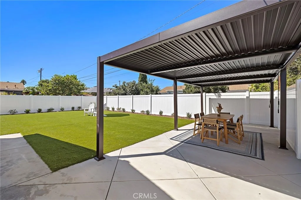 Photo of 674 Senate Street
