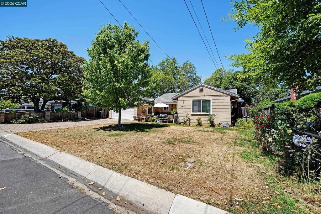 Photo of 1481 Davis Ave