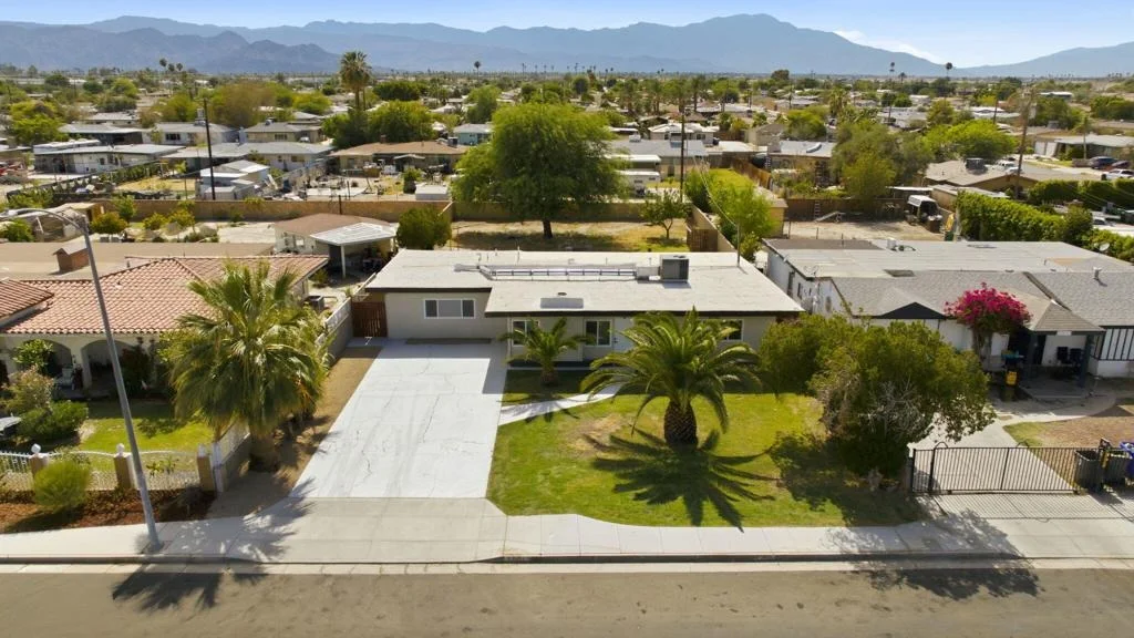 Photo of 43581 Oasis Street