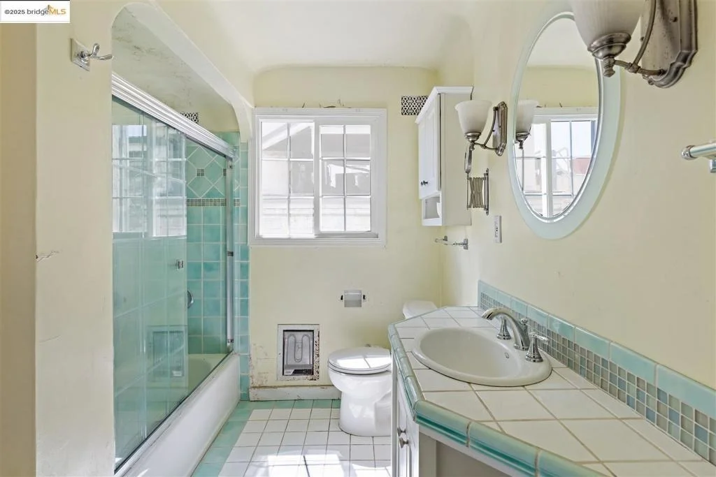 Photo of 2441 Carleton Street