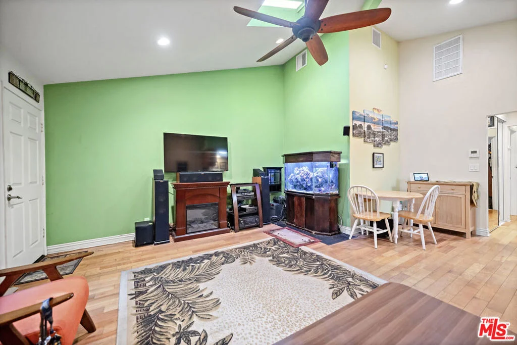 Photo of Unit 6 at 1100 Walnut Avenue