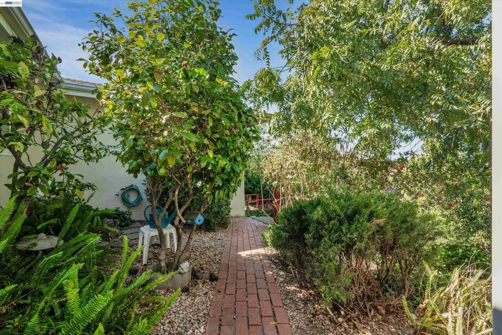 Photo of 327 Kingston Ave