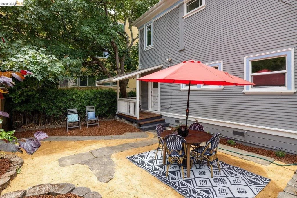 Photo of 2633 Regent St