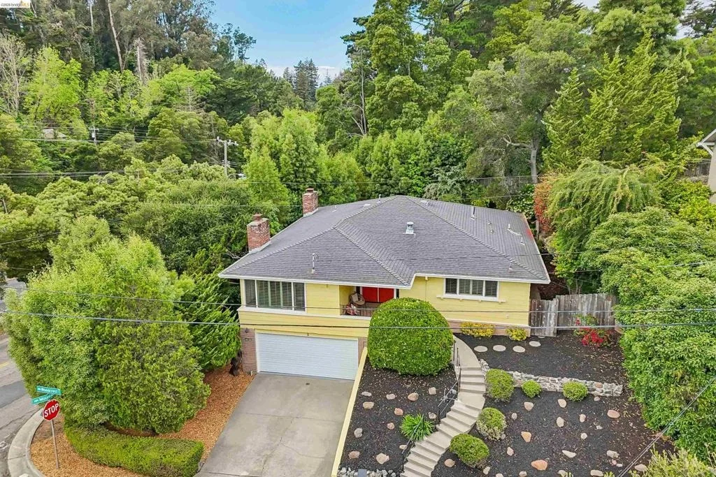 Photo of 1 Woodcrest Cir