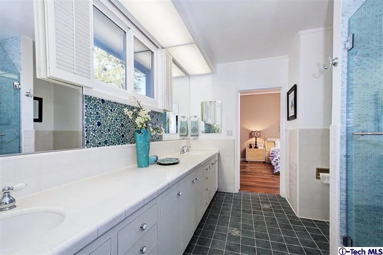 Photo of 2463 Ridgeway Road
