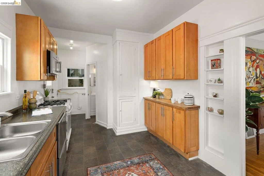 Photo of 2633 Regent St