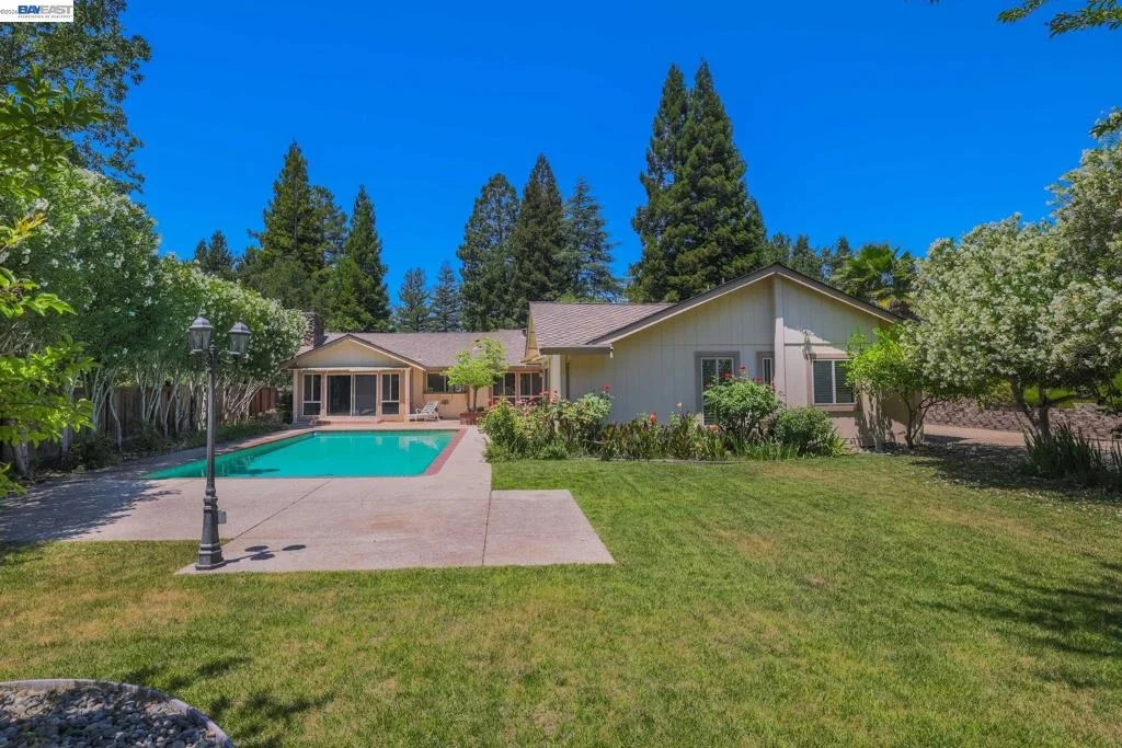 Photo of 2112 Red Oak Place