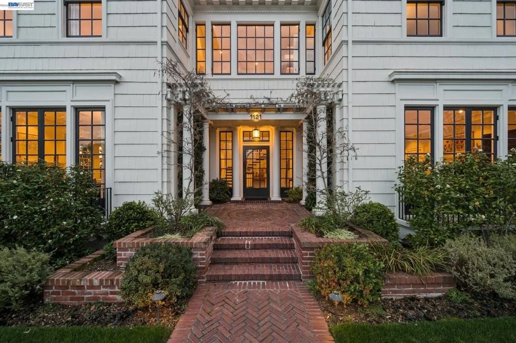 Photo of 1121 BAY STREET