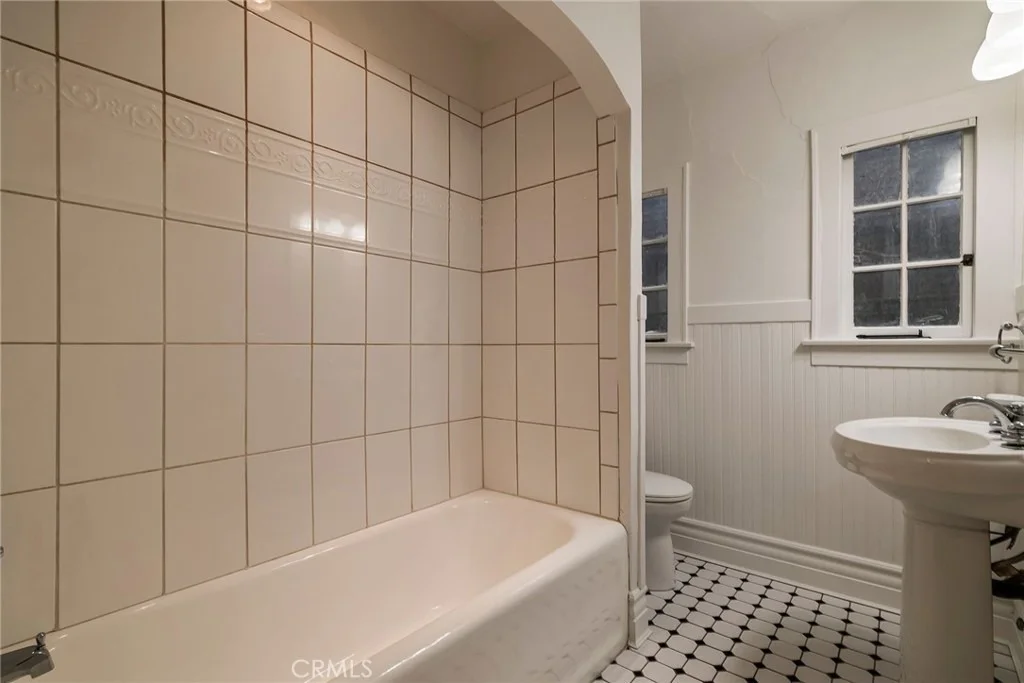 Photo of 667 E 8th Street