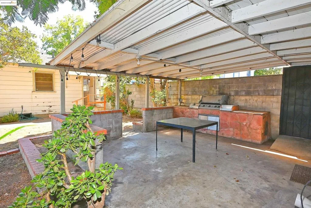 Photo of 2343 Almond Ave