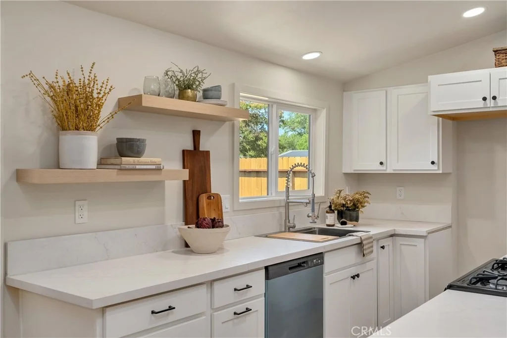 Photo of 595 White