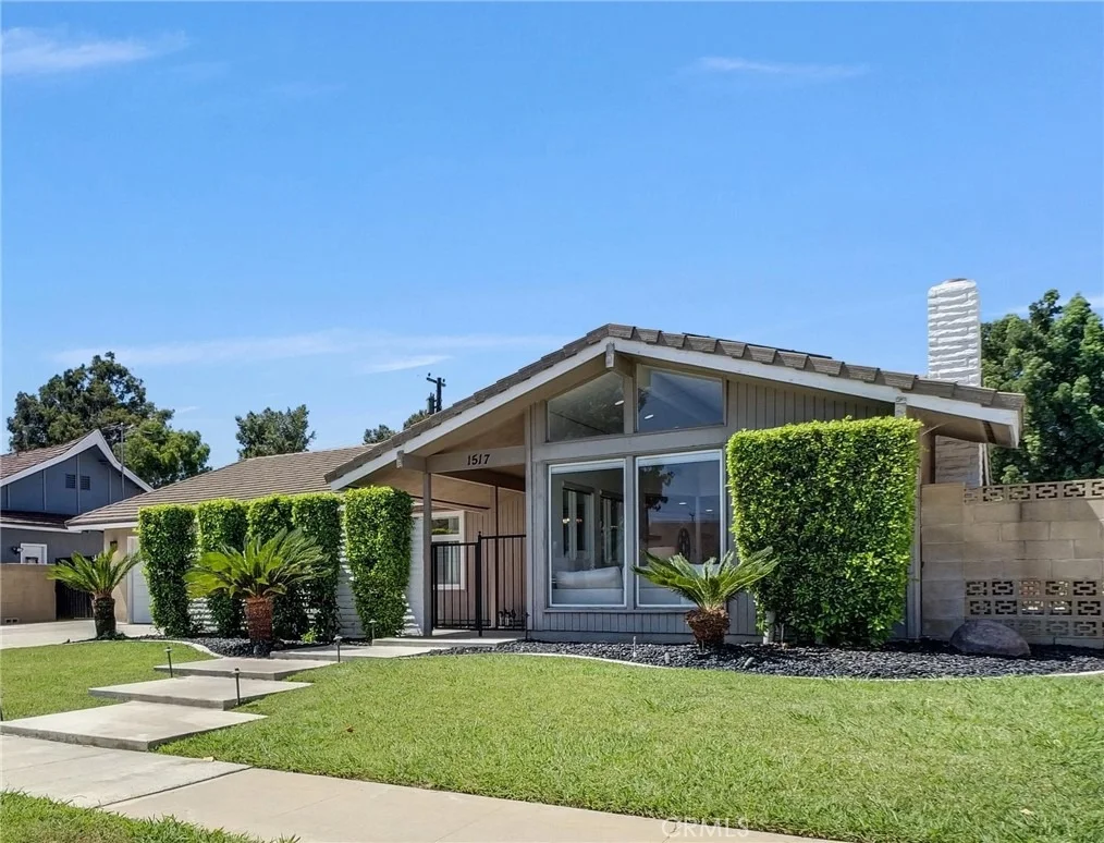 Photo of 1517 E Riverview