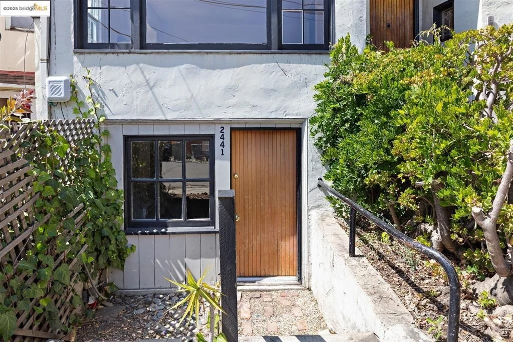 Photo of 2441 Carleton Street